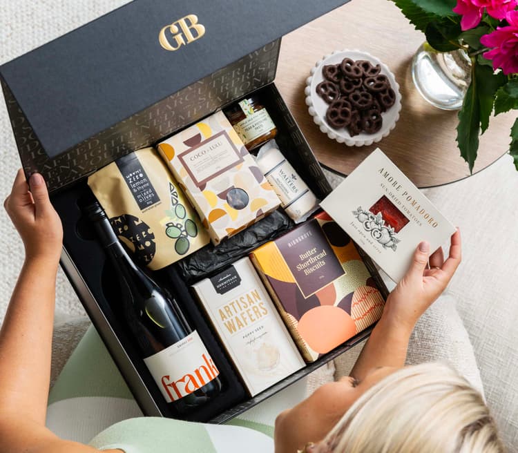 Good Wine and Nibbles Hamper GB24_196